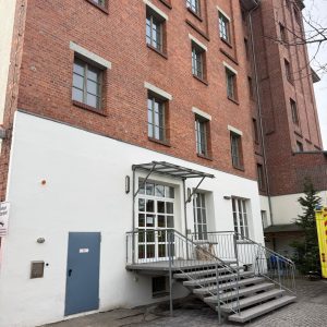 Charaktervolle Backsteinfassade mit eigenem Zugang | Brick Façade with Separate Entrance