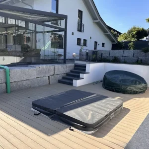 Großzügige Terrasse mit Whirlpool | Spacious Terrace with Whirlpool Area