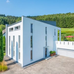 Villa mit Doppelgarage und klarer Linienführung | Villa with Double Garage and Clean Architectural Lines