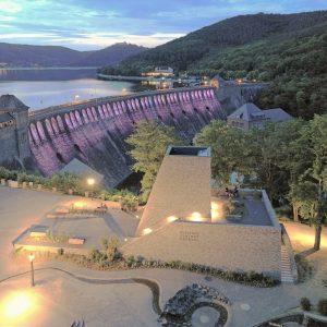 Talsperre in stimmungsvoller Abendbeleuchtung | Dam in Atmospheric Evening Lighting