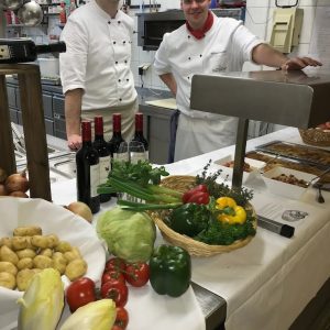 Küchenteam mit frischen regionalen Zutaten | Kitchen Team with Fresh Regional Ingredients