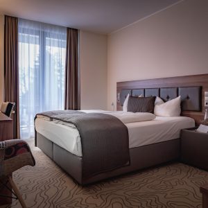 Modernes Doppelzimmer mit Komfortausstattung | Modern Double Room with Comfort Features