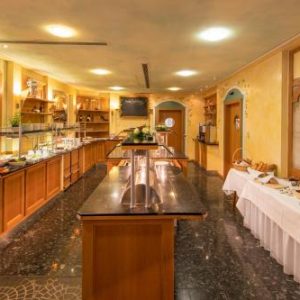 Großzügiger Buffetbereich mit vielfältiger Auswahl | Spacious Buffet Area with Wide Selection