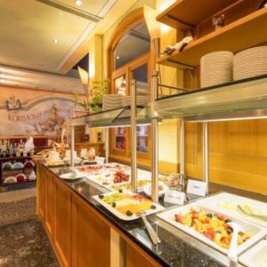 Frühstücksbuffet mit frischen Früchten | Breakfast Buffet with Fresh Fruit