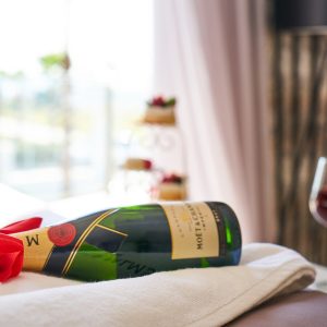 Champagner und Genussmoment im Hotelzimmer | Champagne and Enjoyment in the Hotel Room