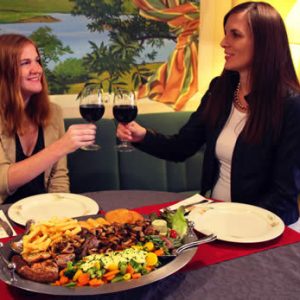 Gemeinsamer Genuss im Restaurant | Shared Dining Experience in the Restaurant