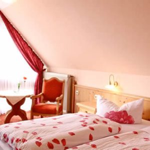 Romantisches Doppelzimmer mit Herzdekoration | Romantic Double Room with Heart Decoration