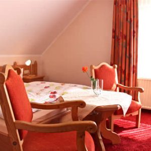 Komfortables Gästezimmer mit Sitzbereich | Comfortable Guest Room with Seating Area